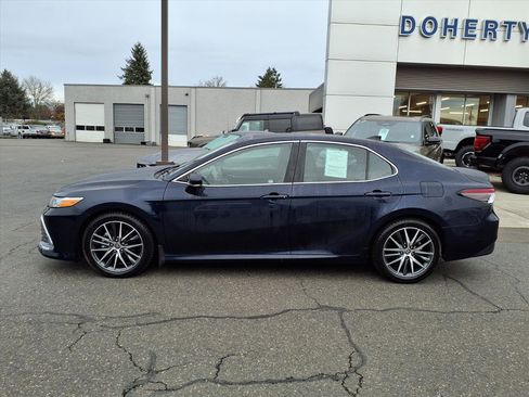 Used 2022 Toyota Camry XLE image 10