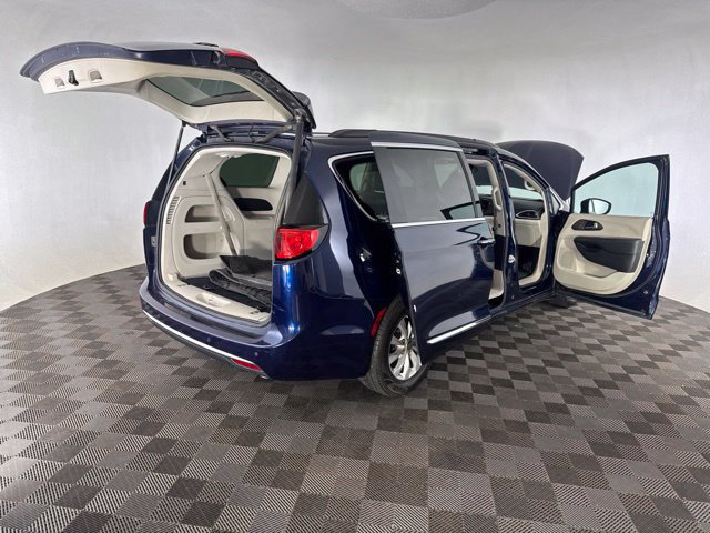 Used 2017 Chrysler Pacifica Touring-L FWD image 16