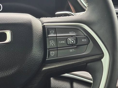 Used 2023 Jeep Grand Cherokee Limited w/ Luxury Tech Group II AWD/4WD image 19