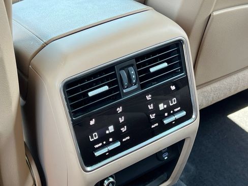 Certified 2023 Porsche Cayenne Platinum Edition AWD/4WD image 17