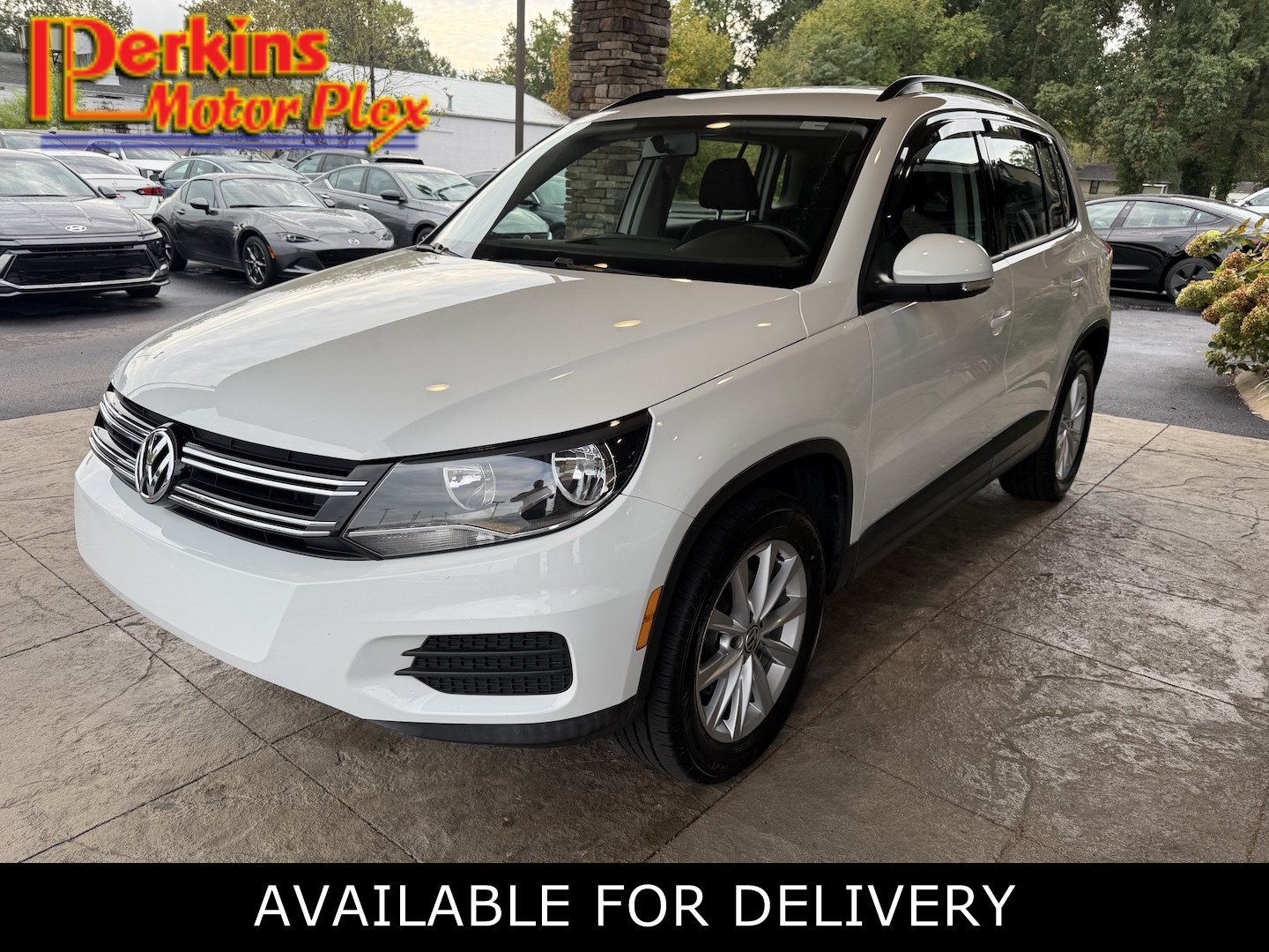 Used 2017 Volkswagen Tiguan Limited w/ Premium Package FWD image 1