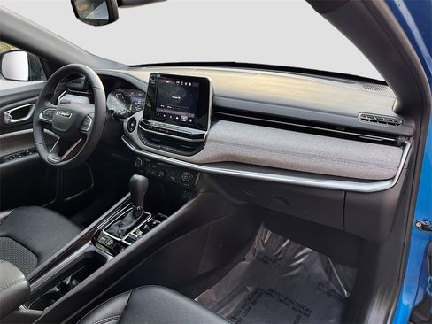 Used 2025 Jeep Compass Latitude image 28