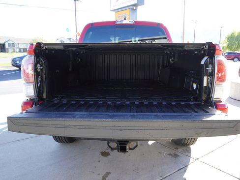 Used 2021 Toyota Tacoma TRD Off-Road w/ Technology Package AWD/4WD image 15