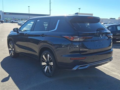 New 2025 Mitsubishi Outlander SE image 3