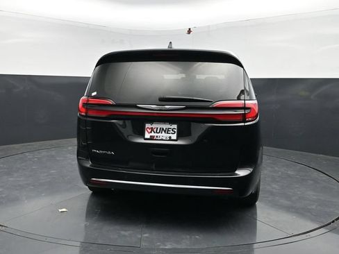 Used 2024 Chrysler Pacifica Touring-L FWD image 7