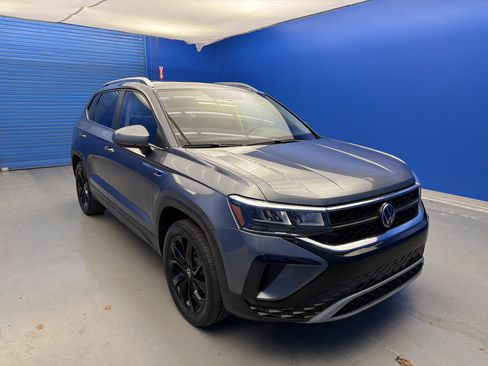 Used 2022 Volkswagen Taos SE image 2