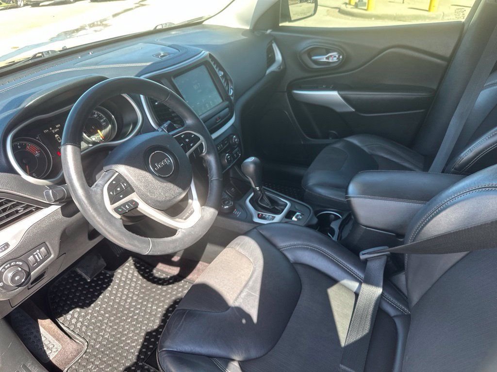 Used 2018 Jeep Cherokee Latitude Plus w/ Cold Weather Group AWD/4WD image 16