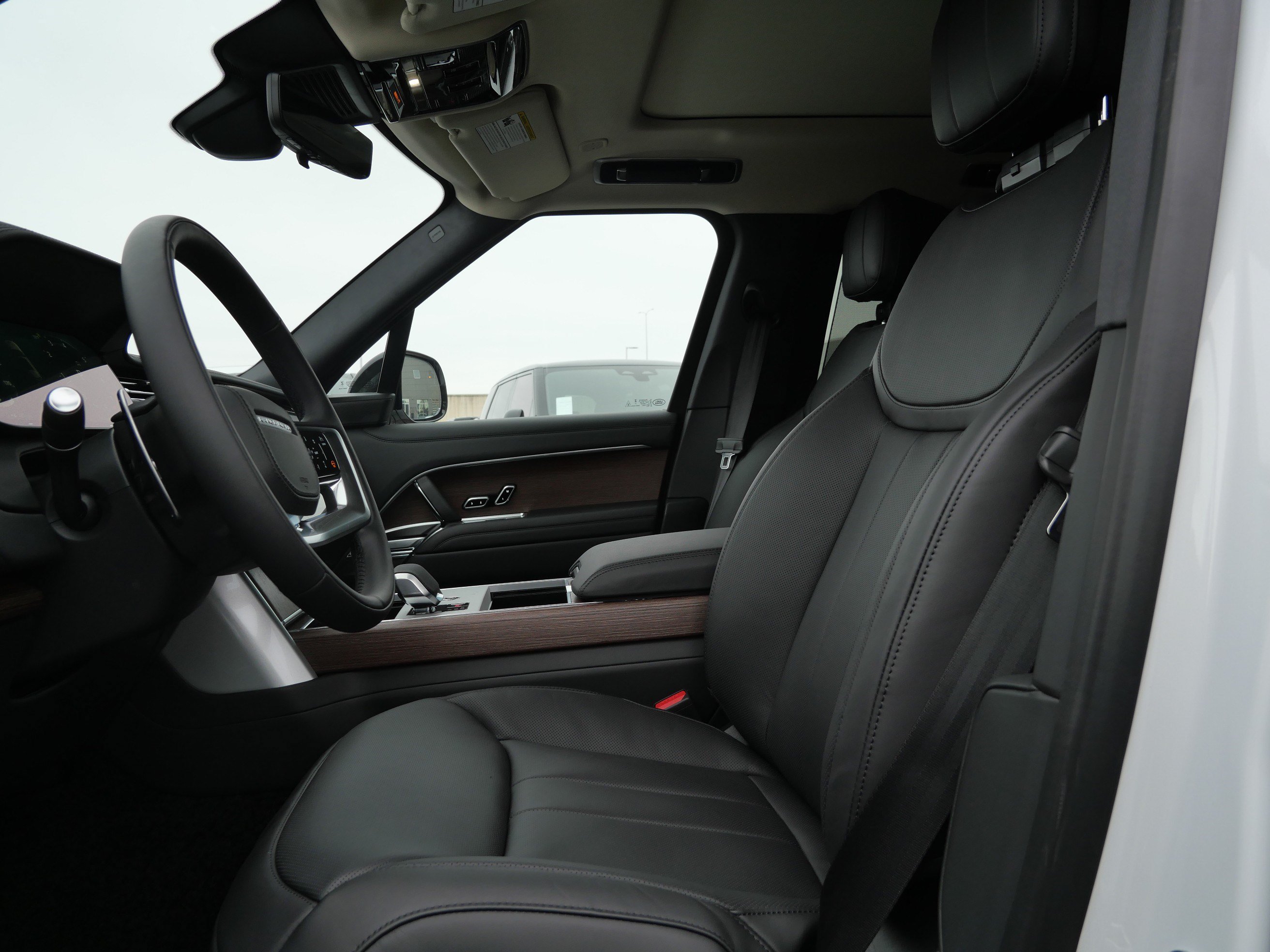 New 2026 Land Rover Range Rover Long Wheelbase SE AWD/4WD image 3