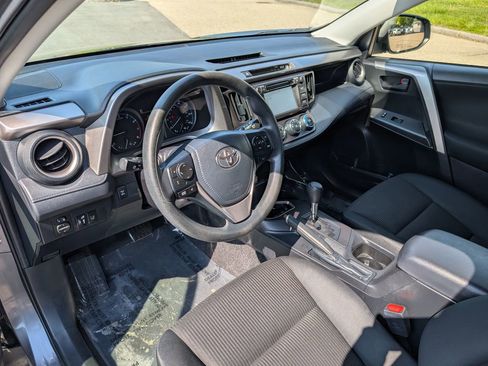 Used 2018 Toyota RAV4 LE AWD/4WD image 16