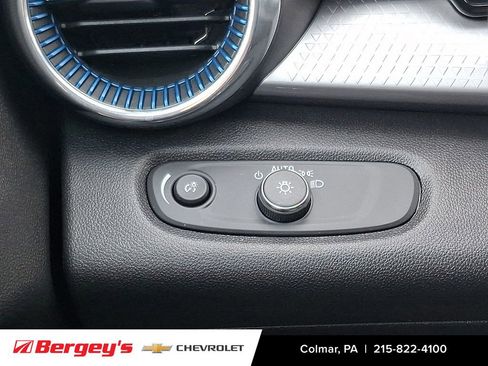 Certified 2025 Chevrolet Trax LT w/ LT Convenience Package image 24