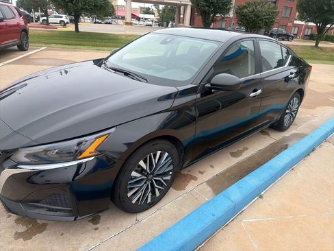 Used 2025 Nissan Altima 2.5 SV FWD image 6