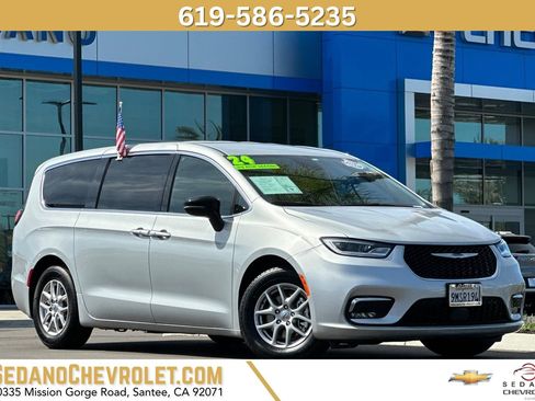 Used 2024 Chrysler Pacifica Touring FWD image 1