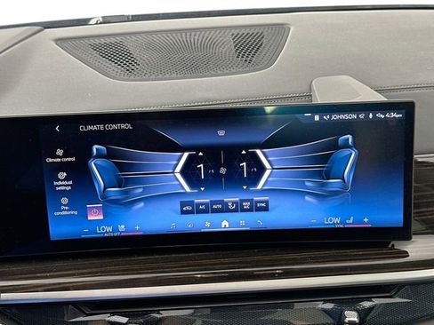 Used 2025 BMW X7 xDrive40i w/ Premium Package image 15