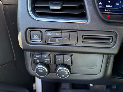 Used 2023 Chevrolet Suburban Premier image 15