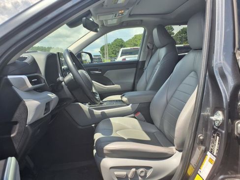 Used 2022 Toyota Highlander XLE image 19