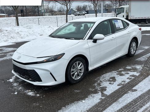 Used 2025 Toyota Camry LE image 1
