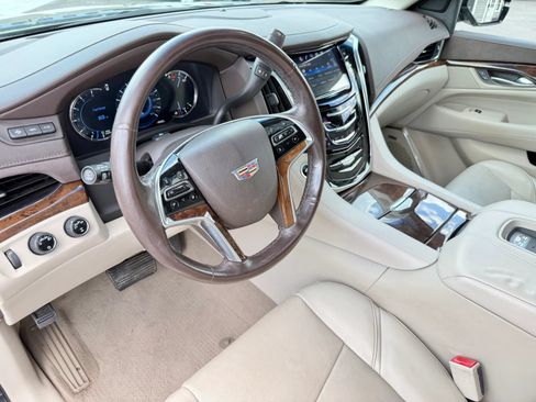 Used 2017 Cadillac Escalade Luxury AWD/4WD image 29