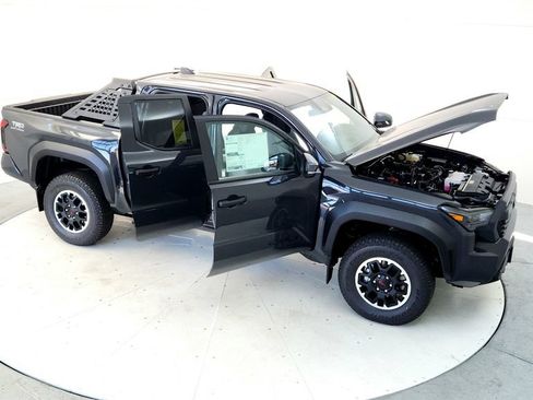 Used 2024 Toyota Tacoma TRD Off-Road w/ TRD Off Road Upgrade Package AWD/4WD image 20