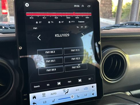 Used 2023 Jeep Gladiator Sport AWD/4WD image 17