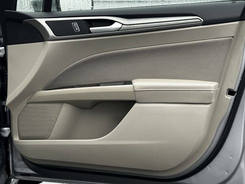 Used 2020 Ford Fusion SE image 11