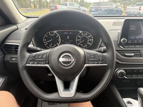 Used 2025 Nissan Altima 2.5 SV FWD image 19