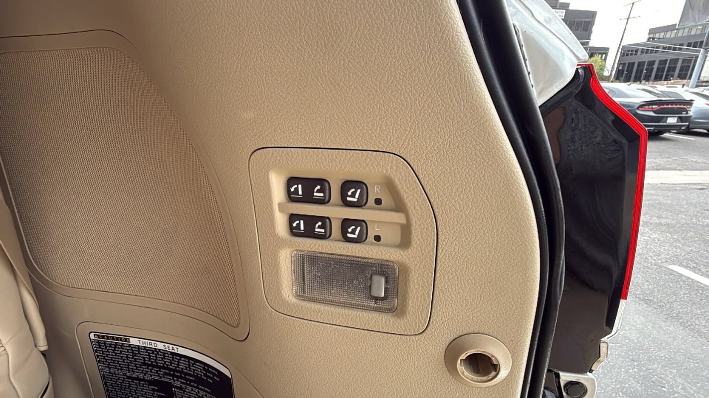Used 2013 Lexus LX 570 4WD w/ Luxury Pkg image 14