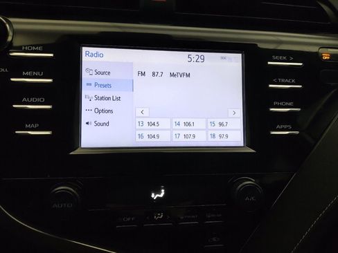 Used 2019 Toyota Camry SE image 25