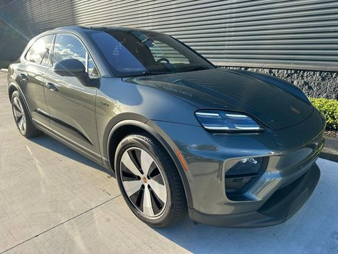 Certified 2025 Porsche Macan Electric image 11