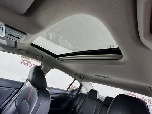 Used 2024 Nissan Sentra SR w/ SR Premium Package image 10