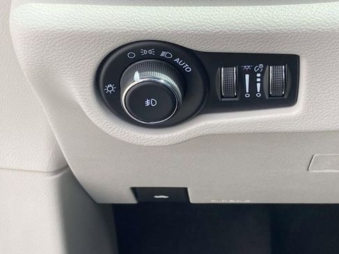 Used 2023 Chrysler Pacifica Touring-L FWD image 28
