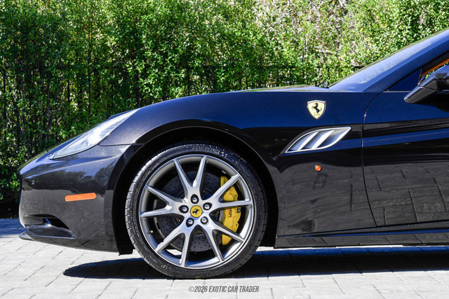 Used 2013 Ferrari California RWD image 3