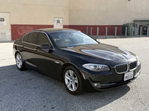 Used 2011 BMW 528i Sedan image 1