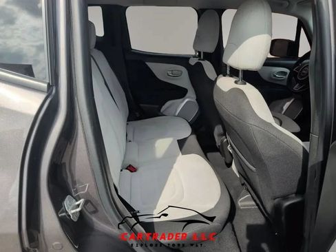 Used 2018 Jeep Renegade Latitude w/ Cold Weather Group FWD image 25