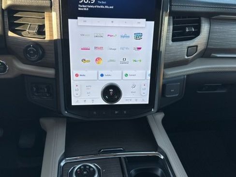 Used 2023 Ford Expedition Limited image 20