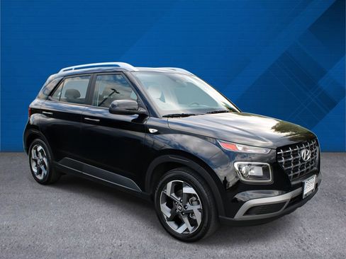 Used 2023 Hyundai Venue SEL FWD image 2