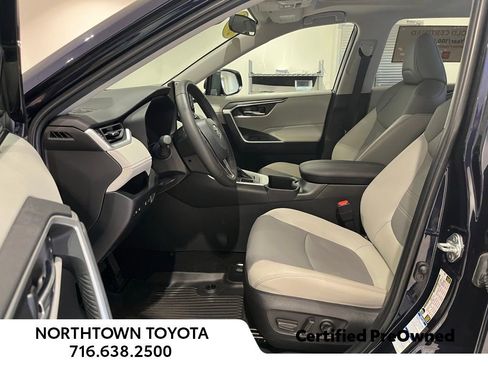 Used 2022 Toyota RAV4 XLE Premium image 6