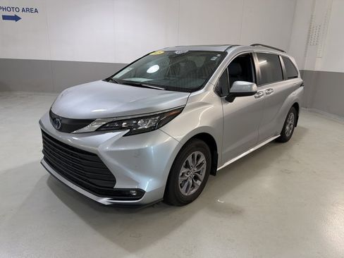 Used 2025 Toyota Sienna XLE FWD image 4