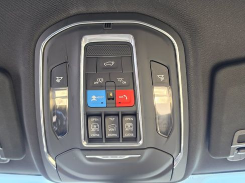 Used 2023 Jeep Grand Cherokee Limited w/ Black Appearance Package AWD/4WD image 27