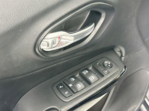 Used 2021 Jeep Cherokee Altitude image 16