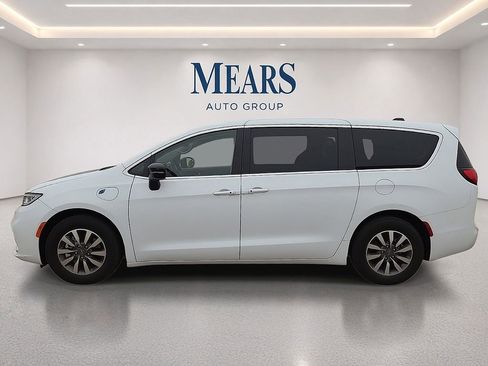 Used 2024 Chrysler Pacifica Limited FWD image 2