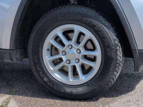 Used 2019 Jeep Grand Cherokee Laredo AWD/4WD image 14
