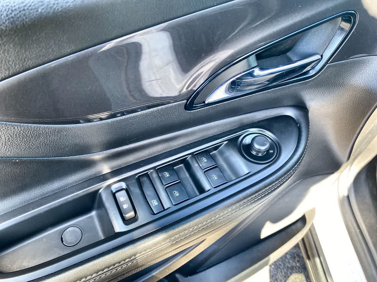 Used 2021 Buick Encore Preferred AWD/4WD image 13