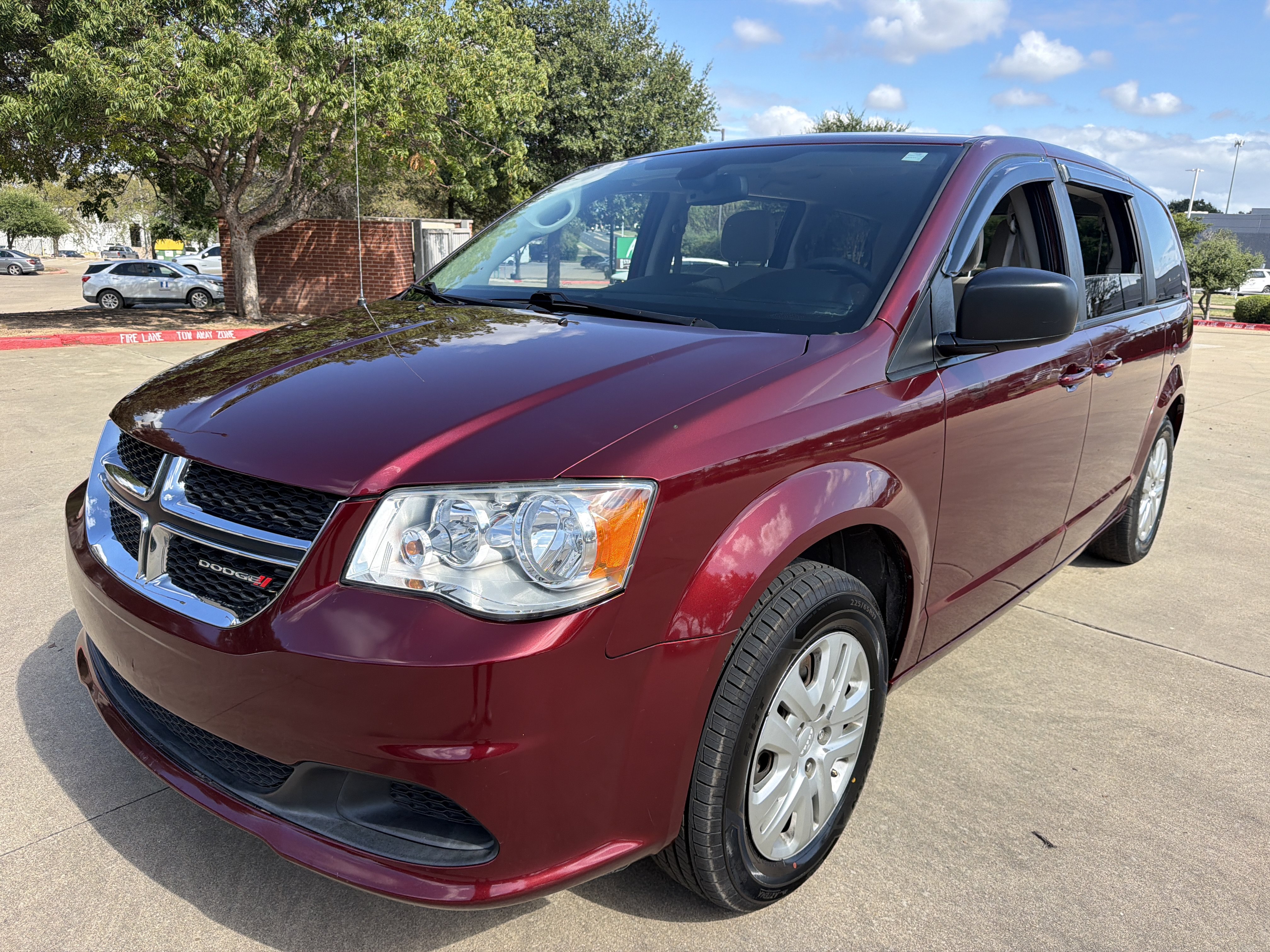 Used 2018 Dodge Grand Caravan SE w/ UConnect Hands-Free Group FWD image 3