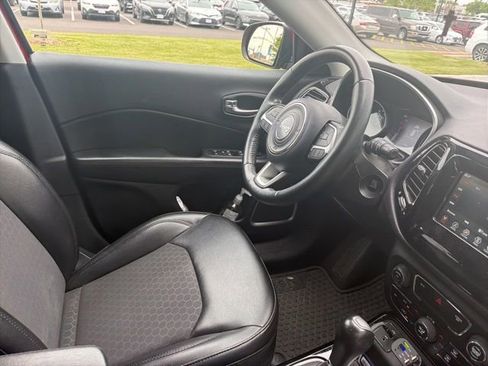 Used 2019 Jeep Compass Latitude FWD image 10