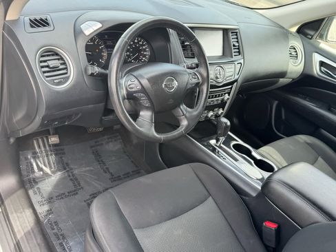 Used 2020 Nissan Pathfinder SV image 2