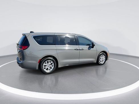 Used 2023 Chrysler Pacifica Touring-L FWD image 8