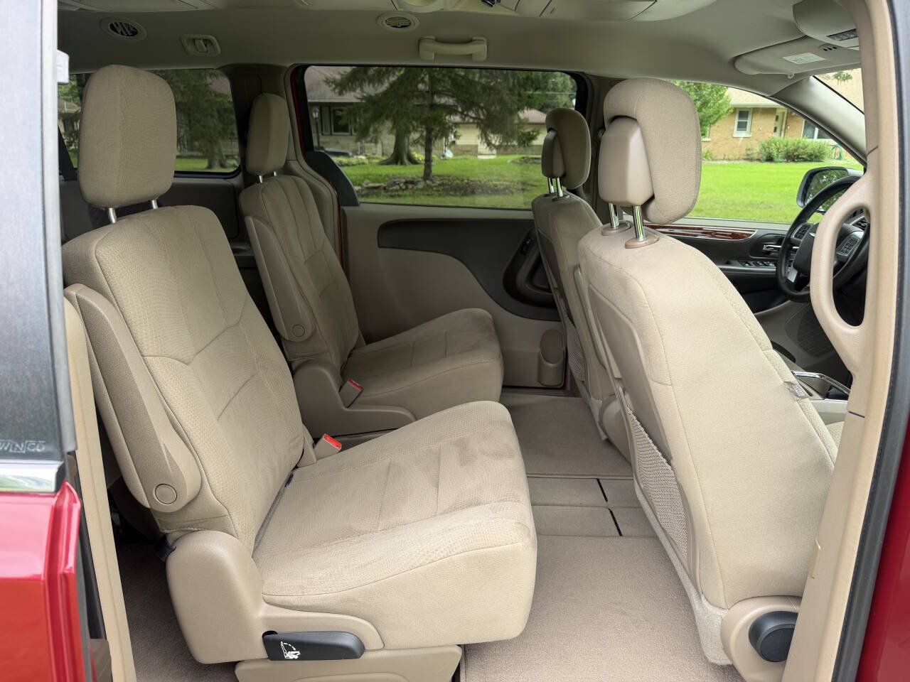 Used 2012 Chrysler Town & Country Touring FWD image 13