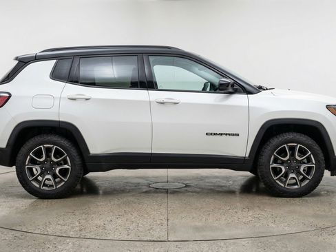 Used 2025 Jeep Compass Trailhawk image 11