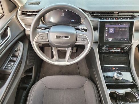 Used 2023 Jeep Grand Cherokee L Laredo image 13