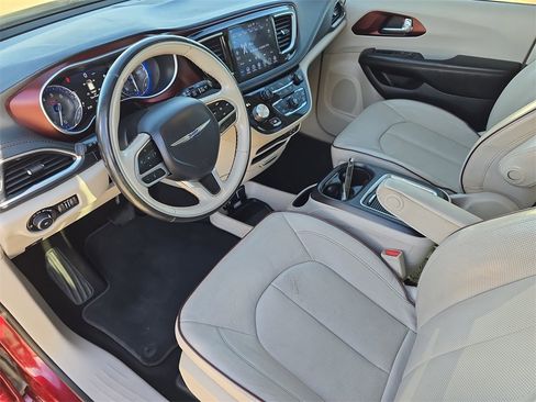 Used 2020 Chrysler Pacifica Limited image 17